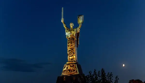 «Майбутнє памʼятає»: на монументі «Батьківщина-Мати» запустили світлову артінсталяцію до Дня Незалежності «Майбутнє памʼятає»: на монументі «Батьківщина-Мати» запустили світлову артінсталяцію до Дня Незалежності