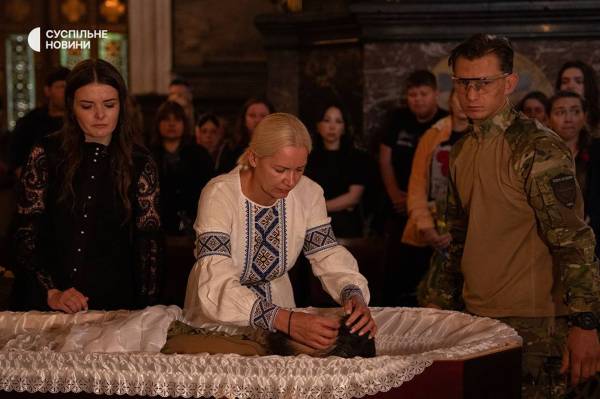 Дружина Олексія Юкова під час прощання