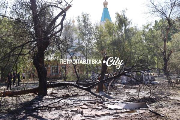Руйнування після прильоту біля церкви.