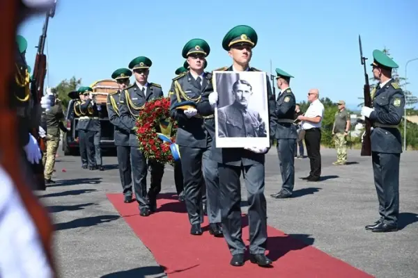 До України повернули прах полковника Євгена Коновальця