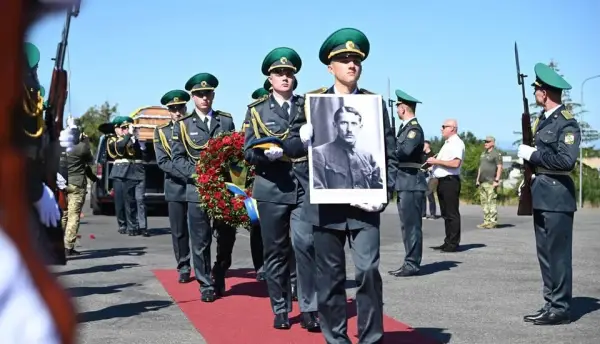 Церемонія зустрічі домовини з прахом полковника Євгена Коновальця в Україні