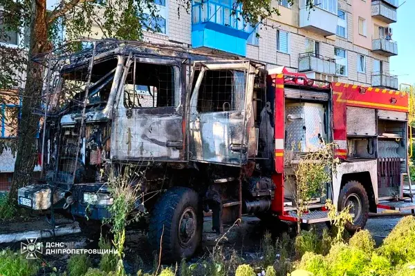 Окупанти обстріляли рятувальників під час гасіння пожежі на Дніпропетровщині фото 1