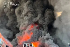 Київ гасить пожежі після обстрілу: троє постраждалих, триває ліквідація наслідків