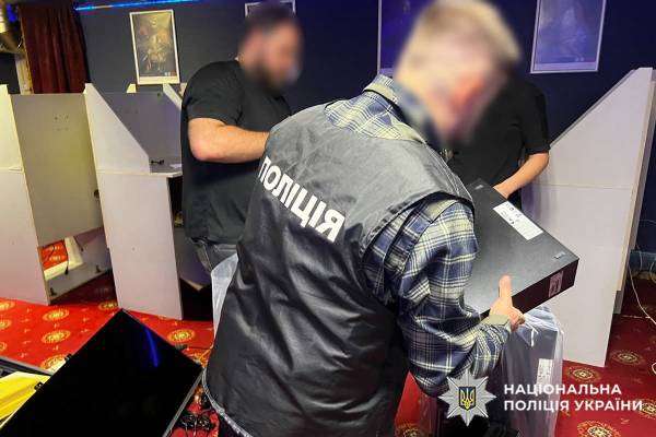 Казино організували у підвалі