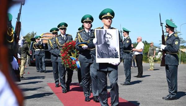 Перепоховання Коновальця: прах полковника УНР повернувся на Батьківщину