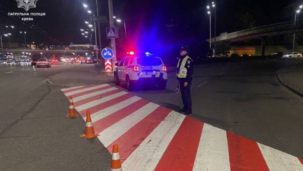 На Київщині через обстріл перекрили трасу М-06, палають склади