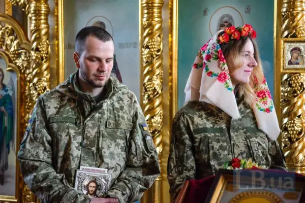 Вінчання молодят в Церкві Преображення Господнього у Ворзелі.