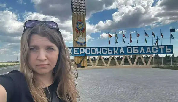 Журналістка Олена Гнітецька постраждала внаслідок атаки російського дрона в Херсоні Журналістка Олена Гнітецька постраждала внаслідок атаки російського дрона в Херсоні
