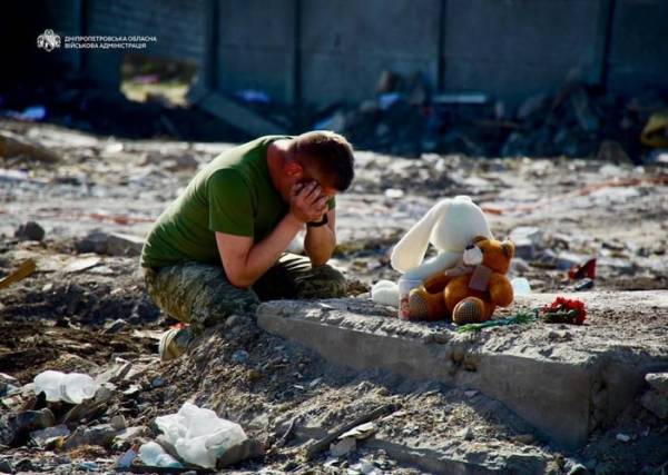 Данило Воронов на руїнах рідного будинку