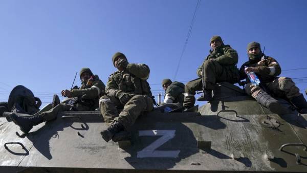 Росія вербує молодь в окупації, «романтизуючи» військові контракти