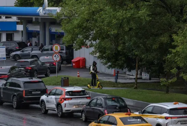 Черзі на АЗС Газпрому в Москві, 9 липня 2026 року.