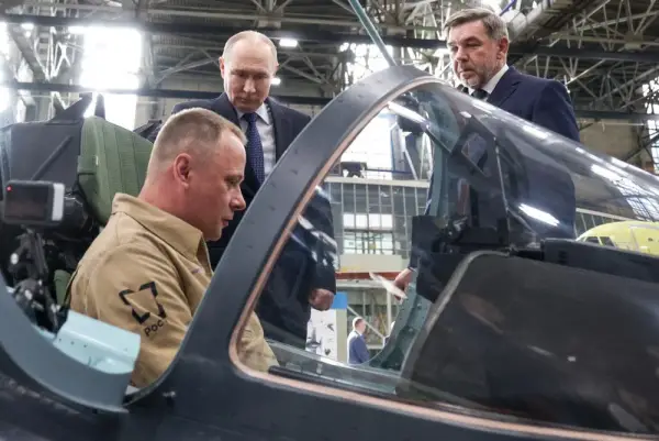 Путін і директор Іркутського авіаційного заводу Соїнов під час візиту в компанію «Яковлєв», яка входить в ОАК Держкорпорація «Ростех», 24 липня 2026 року.