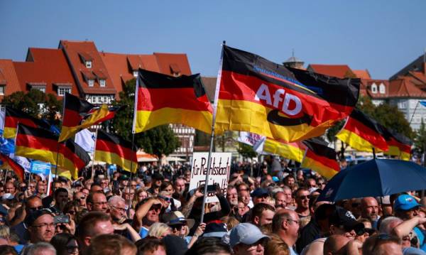 Прихильники <i>AfD</i> під час зустрічі з&amp;nbsp;кандидатом на місцевих виборах у Тюрингії, Ерфурт, 31 серпня 2024 року. 