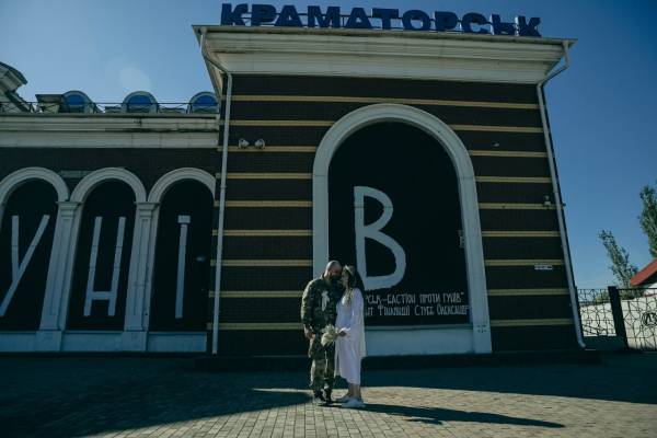 Весілля під загрозою обстрілів: українська пара одружилася на центральній площі Краматорська фото 1
