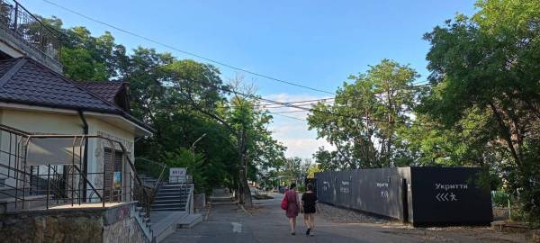 Одеса, мобільне укриття на пляжі у Відраді.