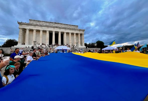 Українці розгорнули гігантський прапор над Вашингтоном