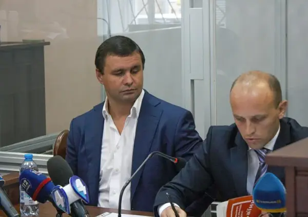 Микитась (ліворуч) у суді