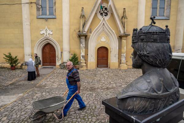 Пам’ятник королю Іштвану І біля костелу Воздвиження Чесного Хреста в Береговому на Закарпатті 