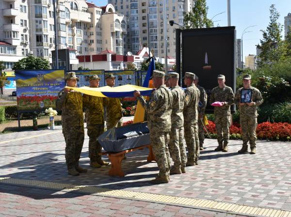 Церемонія прощання із захисником на Алеї героїв у Оболонському районі столиці