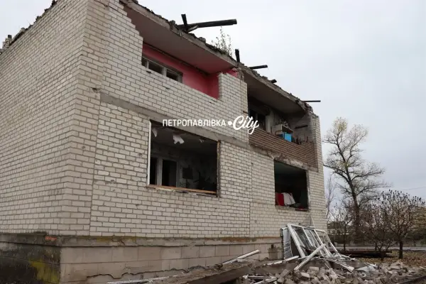 Рожевий балкон, де була квартира студентки, зруйнований після удару