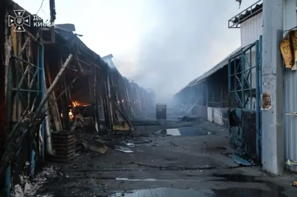 У Києві через атаку зайнявся ринок, є жертви
