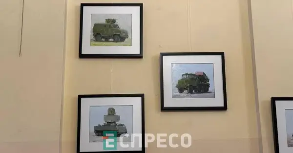 "Зброя перемоги": у Києві презентували виставку картин про військову техніку ЗСУ