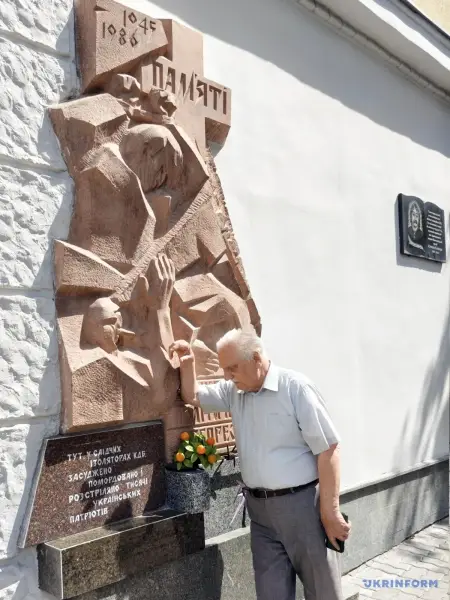 Біля будівлі Музею політв’язнів, створеного у приміщенні колишнього слідчого ізолятора КҐБ у Тернополі.
