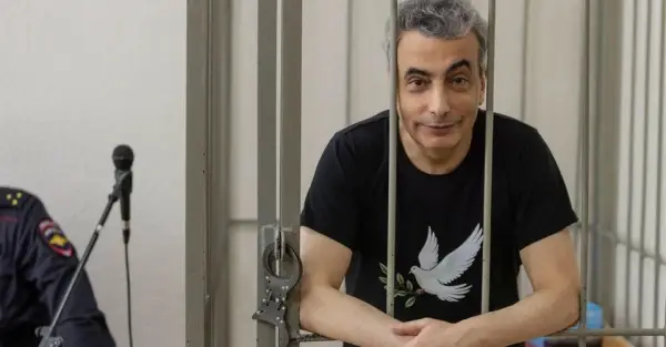 У Росії засудили до 11 років колонії заступника голови партії "Яблоко" Шлосберга за "дискредитацію" армії й воєнні "фейки" У Росії засудили до 11 років колонії заступника голови партії "Яблоко" Шлосберга за "дискредитацію" армії й воєнні "фейки"