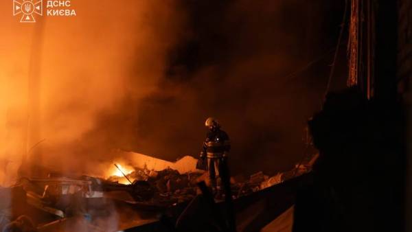 Київ відбив ракетну атаку: уламки впали на територію дитячої лікарні