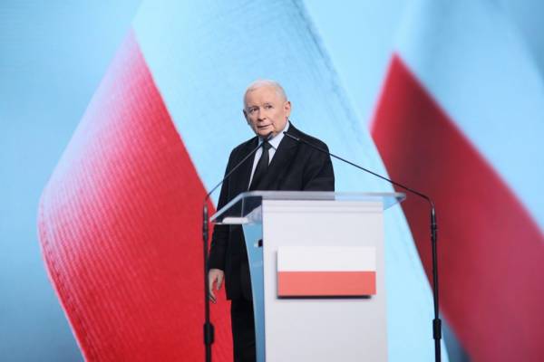 Лідер ПіС Ярослав Качинський під час пресконференції в штаб-квартирі партії у Варшаві, 24 липня 2026 року.