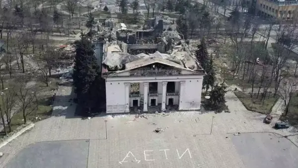 Російська пропаганда спотворює правду про маріупольський драмтеатр