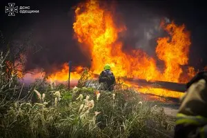 Наслідки атаки на Одесу: пошкоджені будинки та згорілі авто, є постраждалі