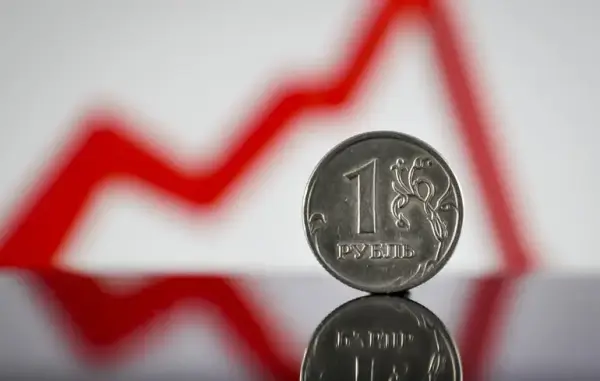 Росіяни масово забирають депозити, обираючи «готівку під подушкою»