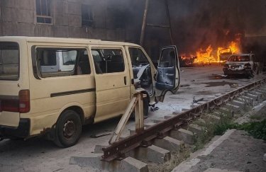 Російський обстріл знищив сортувальне депо “Укрпошти”, загинули двоє працівниць