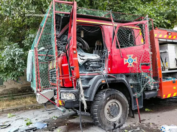У Херсоні росіяни атакували автоцистерну ДСНС: постраждав водій (фото) фото 1