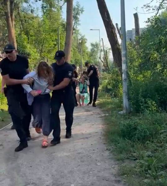 Поліція відтягує активістів, які захищають парк на Теремках у Києві