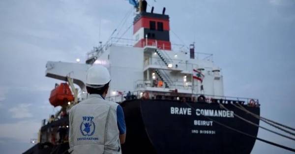 Судно <i>MV Brave Commander</i> із зерном з України в порту Джибуті.