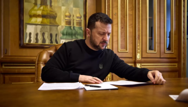 Президент Зеленський затвердив закон, який надає військовим, що раніше були засуджені, такі ж права, як і іншим оборонцям.