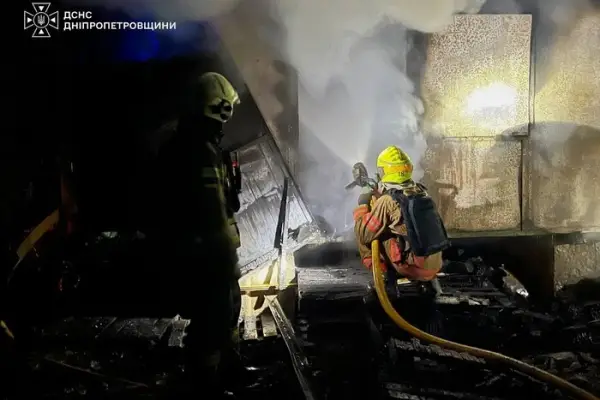Рятувальники загасили пожежу на Дніпропетровщині після удару по ТРЦ