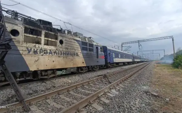 Російські обстріли спричинили затримку десятків поїздів, деякі на понад 10 годин