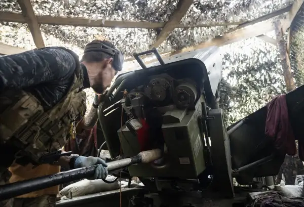 Військовослужбець бригади «Азов» НГУ заряджає самохідну гаубицю «Богдана» в Донецькій області, 12 серпня 2026 року.
