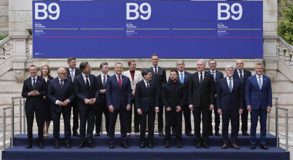 Президент України Володимир Зеленський, генсек НАТО Марк Рютте і голови делегацій країн <i>B9</i>&amp;nbsp;і Північної Європи підчас підсумкового фото на Бухарестському саміті, 13 травня 2026 року. 