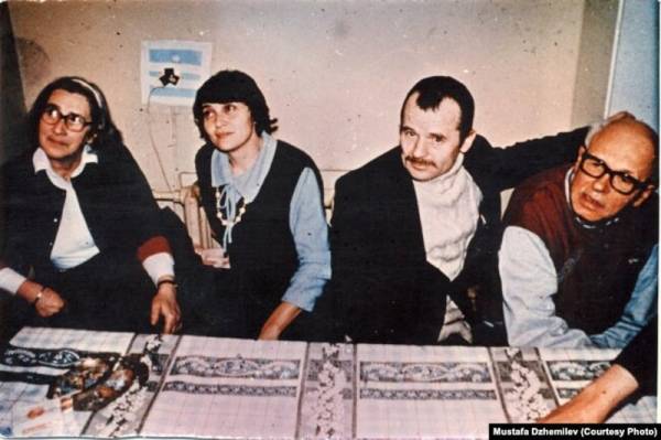 Андрій Сахаров (крайній праворуч) був високоморальною людиною і відстоював права українських дисидентів. Також на фото (зліва направо): дружина Сахарова Єлена Боннер, Сафінар Джемілєва, Мустафа Джемілєв. 1986 рік