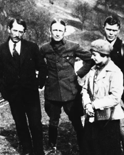 Зліва направо Євген Коновалець, Андрій Мельник, член ОУН Іван Хоменко й Соломія Охримович (мати композитора Мирослава Скорика). Околиці Відня, 1921 рік. Фото з відкритих джерел