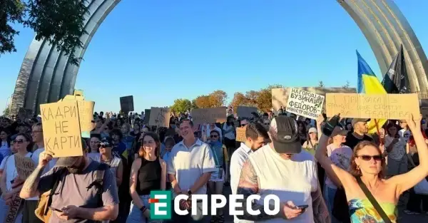 У Києві відбувається мирна хода за повернення Михайла Федорова на посаду міністра оборони