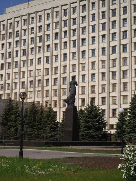 Памʼятник Лесі Українці на тлі будівлі ЦВК у Києві