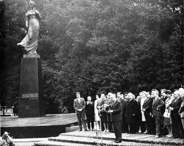 Відкриття пам’ятника Лесі Українці 3 вересня 1973 року
