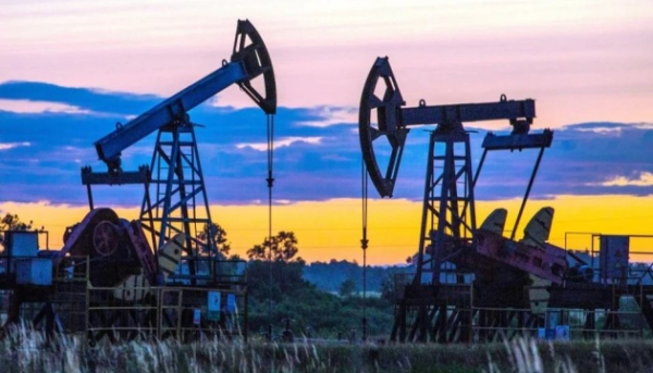 Нафтові ціни продовжують знижуватися через переговори між Сполученими Штатами та Іраном.