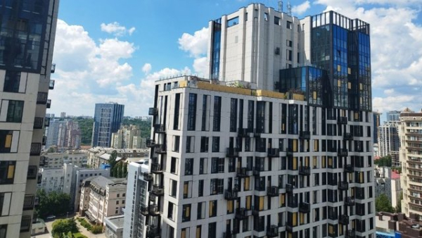 Кількість нових житлових комплексів, що надійшли у продаж у Києві в 2026 році, скоротилася на 40% – за даними “ЛУН”.