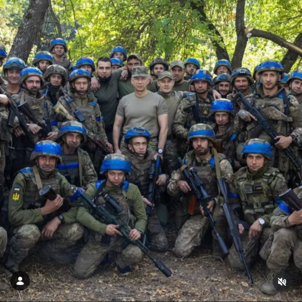 Сирський із бійцями 225-го полку. За словами співрозмовників авторки, рядові штурмовики із цього фото або зникли безвісти, або загинули
